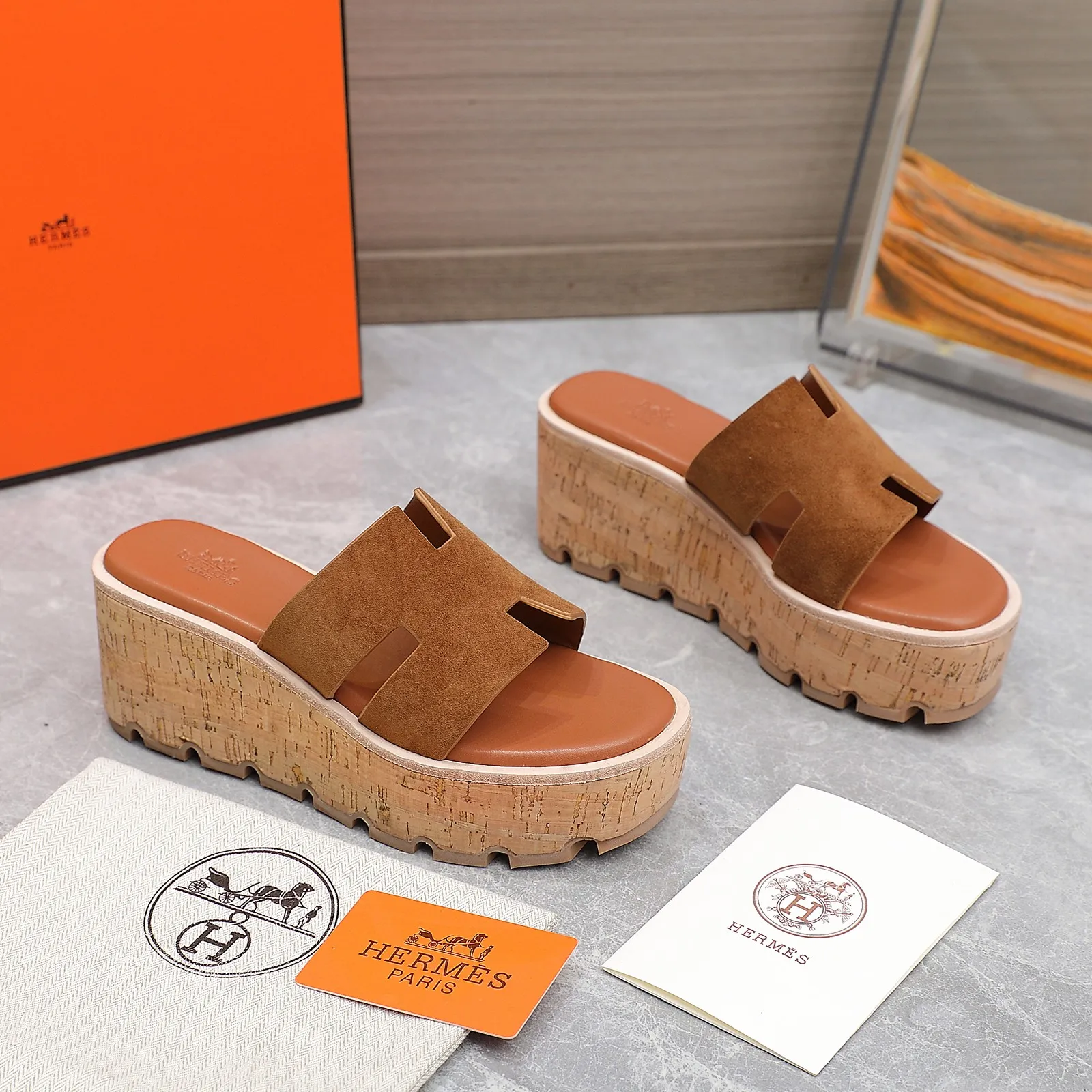 👟👟Ex-factory price 560👟👟 💥2024💥Hermès will continue the classic in 2022 Hermès Wood Grain Wedge H Slippers Hermès’ wedge sandals are the simplest, most durable and elegant I have ever seen! ! ! You can hold any style, the height of the 6cm wedge heel is easy to control, and the colors are all matching. The upper and the feet have her unique style, be sure to buy this one, it is truly classic, easy to wear and look good! Fabric: Imported cowhide, sheepskin lining, sheepskin feet, Italian original leather outsole welt, log water pine wrapped water table, rubber non-slip original outsole Color: 11 colors Code number: 35-40 Full set of original packaging